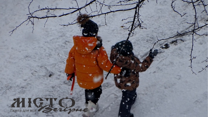 На Волині двоє дітей обморозили ноги: суд оштрафував їхню матір 