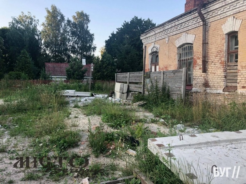 У Володимирі мешканці скаржаться на наркопритон у недобудованій казармі 