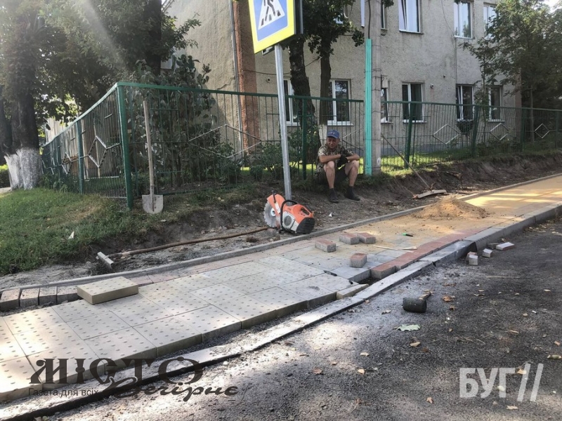Біля ліцею № 1 у Володимирі завершують ремонт дороги на в’їзді до школи 