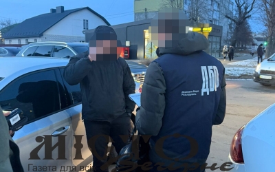 Хабар за «зняття з розшуку»: у Володимирі затримали правоохоронця 