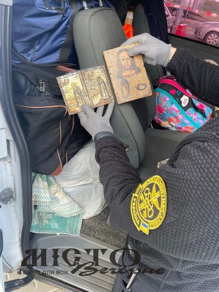 На пункті пропуску «Устилуг» в чоловіка митники вилучили дві старовинні ікони 