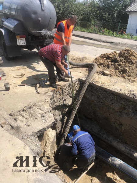 У Володимирі замінили 6 метрів труб на аварійній ділянці водогону 