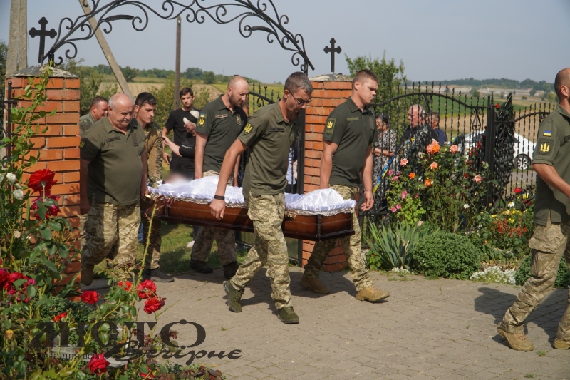 У Володимирській громаді попрощалися із Захисником з Харківщини Олексієм Сіряченком 