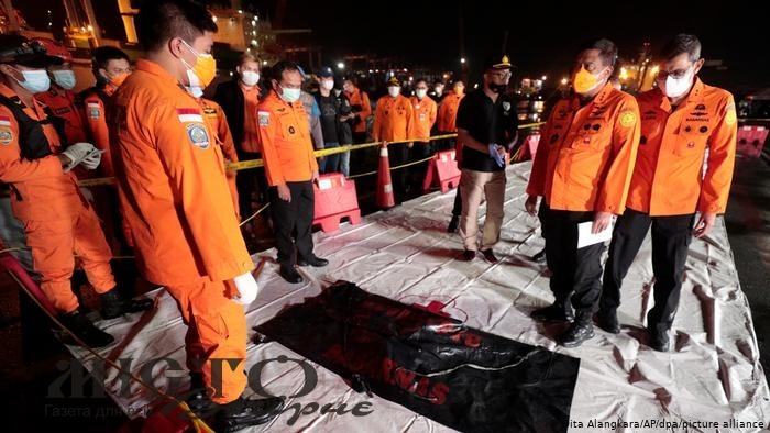 Авіакатастрофа в Індонезії: у морі знайшли уламки літака і рештки тіл загиблих 