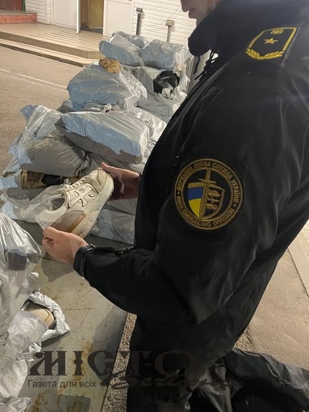 В туалеті автобуса, що перетинав кордон через «Устилуг», знайшли контрабандні кросівки на 340 тисяч гривень 