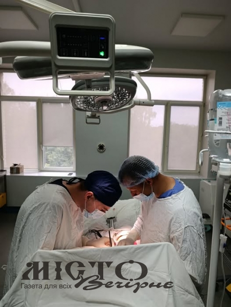 Лікарі з Володимирського ТМО врятували пацієнтку унікальною операцією з пересадки власної шкіри 