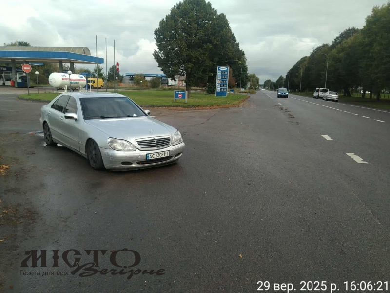 У Володимирі покинутий автомобіль кілька діб займає проїжджу частину 