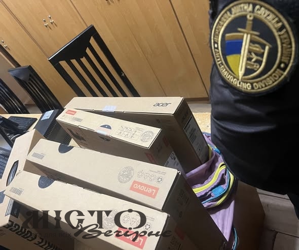 Митники на «Устилузі» виявили незадекларовані ноутбуки: порушниця пішла на мирову угоду 