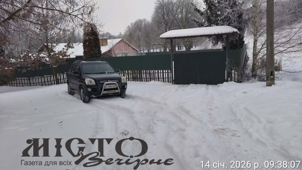 Неправильне паркування у Володимирі заважає пішоходам і комунальникам 