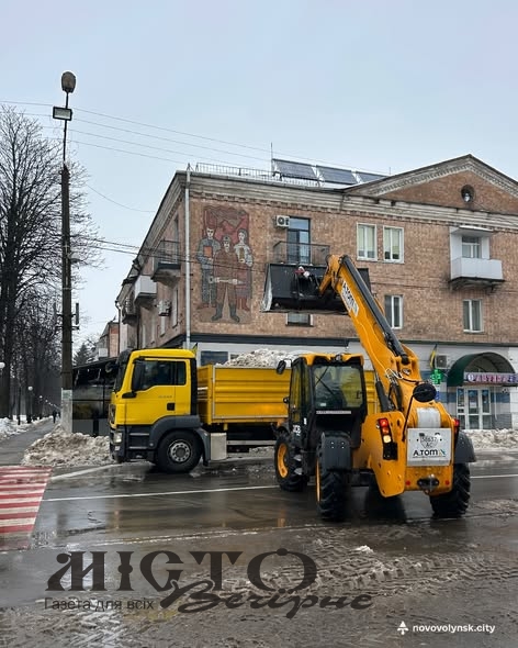 Снігоприбиральна техніка на вулицях Нововолинська 