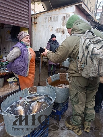 На ринках Нововолинська та Володимира перевірили торгівлю рибою: порушень не виявили - новини Володимир-Водинського На ринках Нововолинська та Володимира перевірили торгівлю рибою: порушень не виявили