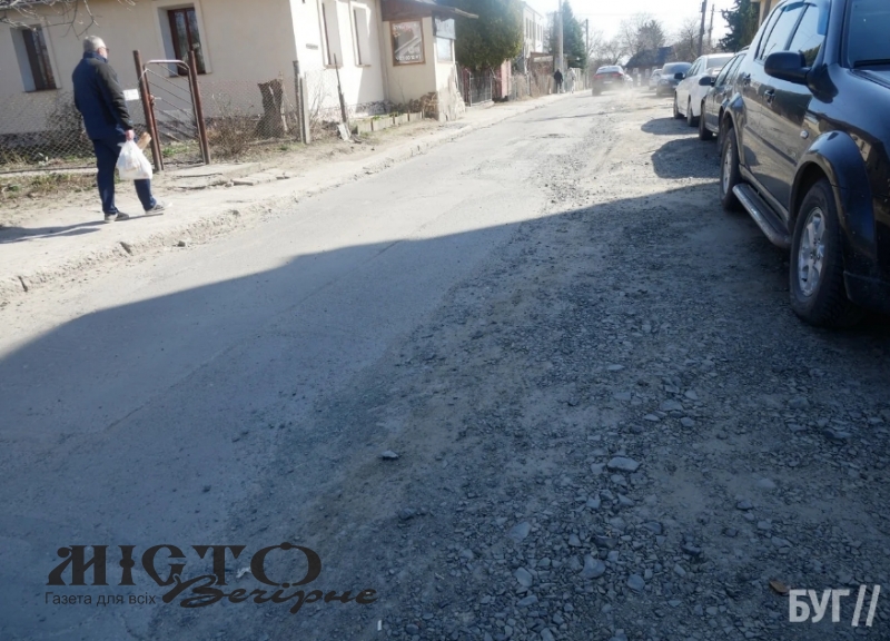 Дорога біля Миколаївської церкви у Володимирі після прокладання комунікацій для будівництва таунхаусів потребує ремонту 