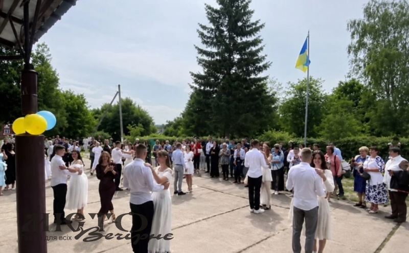 У ліцеї Іваничівської громади випускникам не дозволили станцювати підготовлений танець: між батьками та адміністрацією виник конфлікт - новини Володимир-Водинського У ліцеї Іваничівської громади випускникам не дозволили станцювати підготовлений танець: між батьками та адміністрацією виник конфлікт