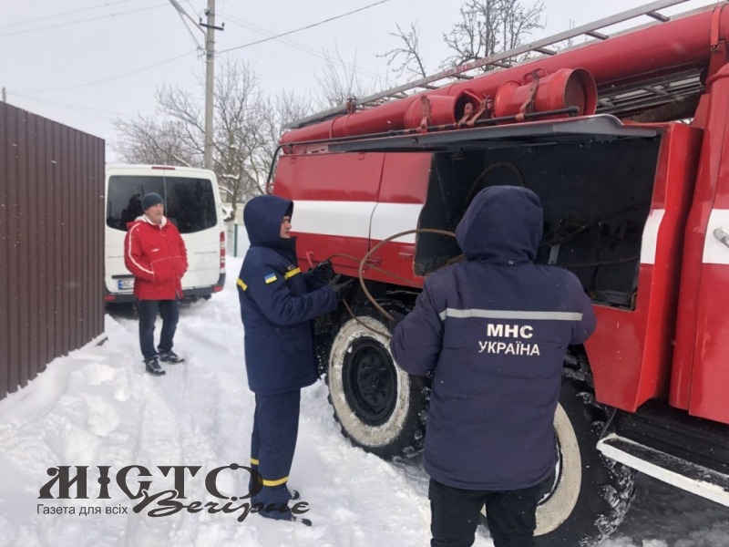 Володимирські рятувальники витягнули авто зі снігового замету 