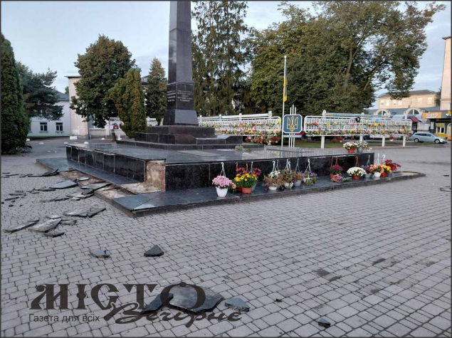 Перебуває на обліку у психіатра: у Володимирі затримали чоловіка, який пошкодив Дошку пам’яті Героїв 