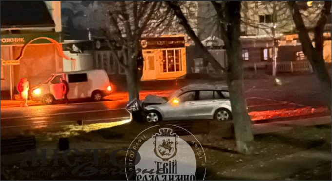 Нічна ДТП у Володимирі: Mercedes влетів у паркан і дерево 