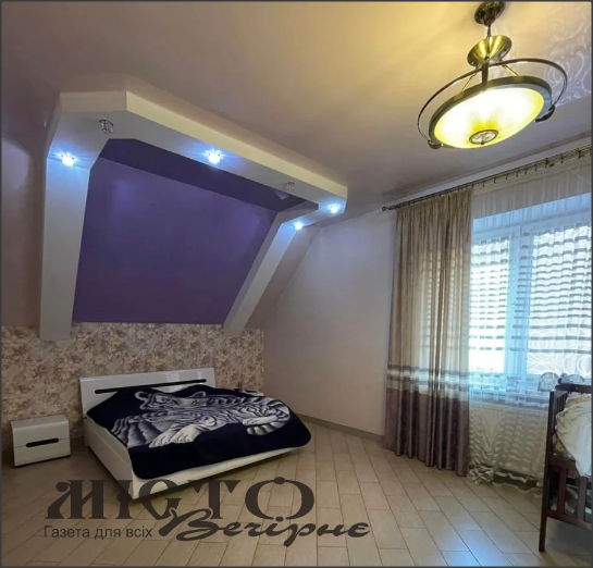 Маєток чиновника – втікача Коби вже півтора роки на OLX: будинок дешевшає, але не продається 