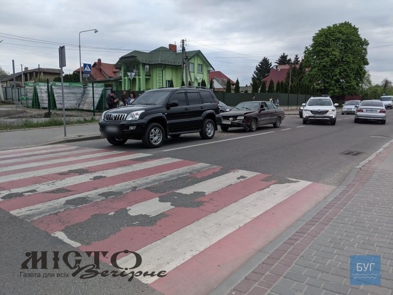 У Володимирі перед пішохідним переходом зіткнулися автівки 