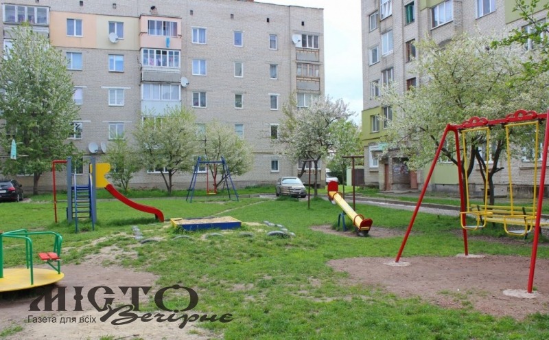 У Володимирі ремонтують дитячі майданчики 
