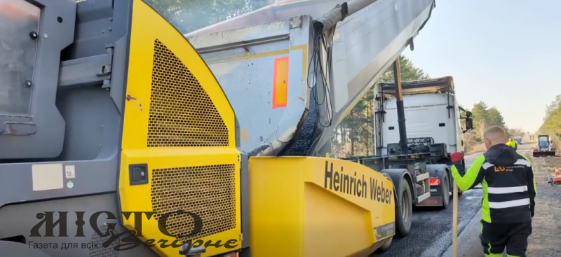 На «Варшавці» та трасі на Володимир ремонтують покриття: де на Волині ліквідовують ямиї 