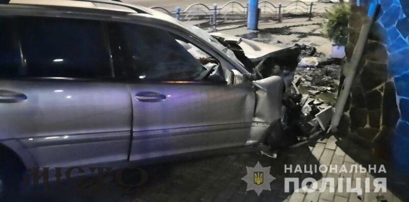 У Луцьку водій не впорався з керуванням та в’їхав у будинок 