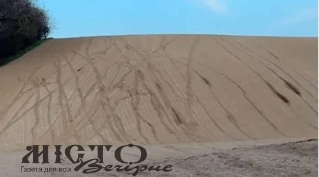 Підлітки на мотоциклах знищили посіви у Зимнівській громаді 