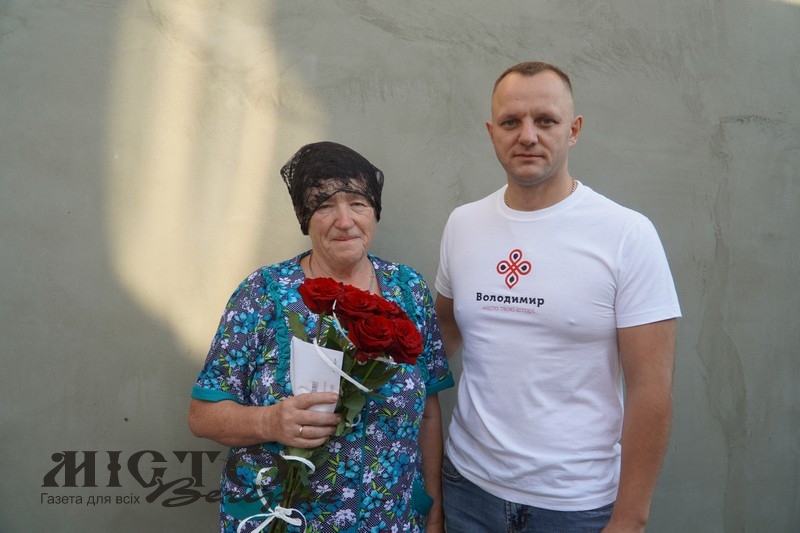 Привітали з днем народження маму загиблого Героя Петра Корнійчука з Володимирської громади 