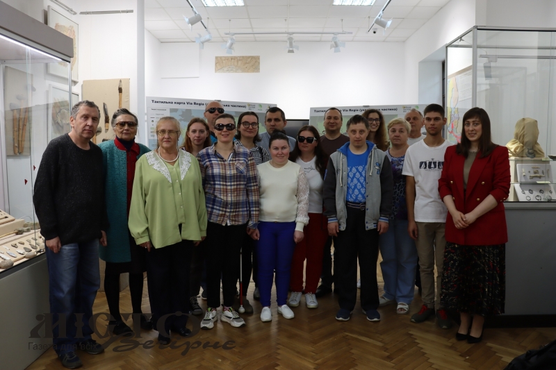 У Володимирському музеї презентували унікальну мандрівну тактильну карту для незрячих 