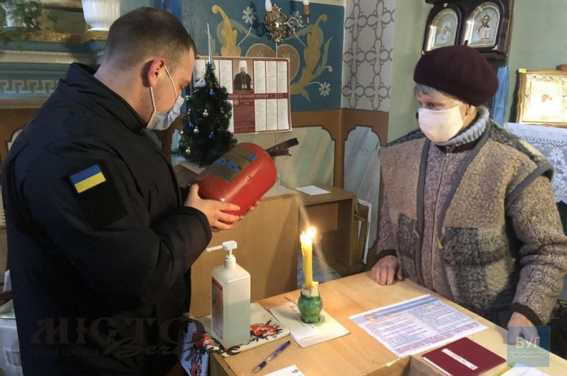 Рятувальники Володимира дбають про безпеку у храмах під час свят 