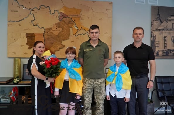 Звільненого з полону військовослужбовця Максима Ляпіна урочисто зустріли у Володимирі 