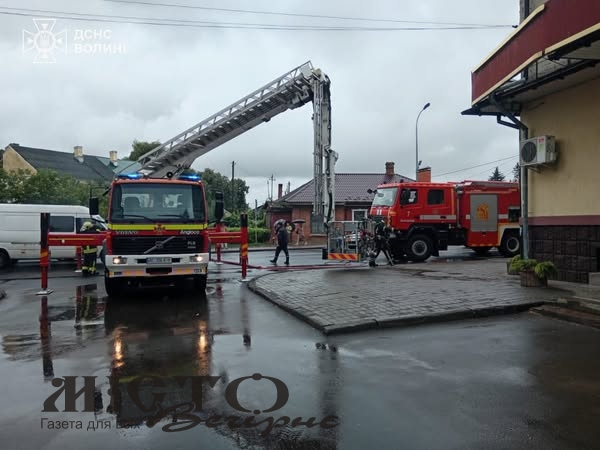 Пожежа у Володимирі: рятувальники евакуювали з палаючої квартири 88-річну жінку 