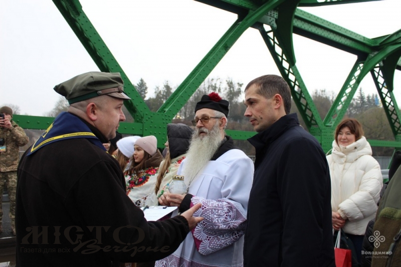 У Володимир передали Вифлеємський вогонь миру 