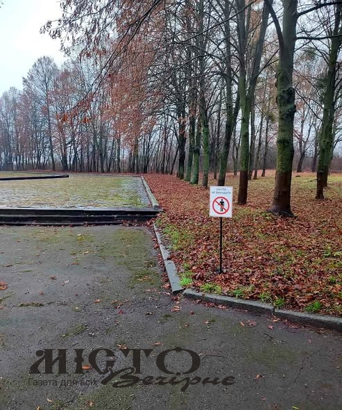 Комунальники Володимира просять містян не засмічувати локацію поблизу меморіалу 