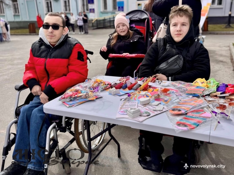 «Багато шкарпеток»: у Нвоволинську організували захід на підтримку людей із синдромом Дауна 