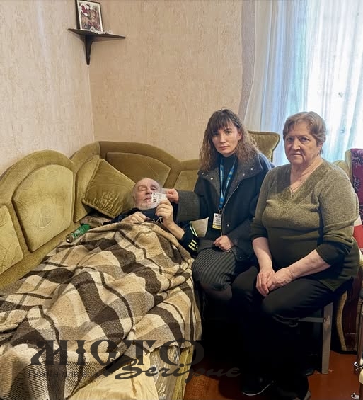 У Володимирі 68-річному хірургу, який не може ходити, оформили паспорт на дому 