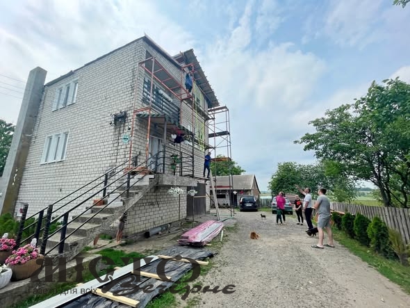 У Володимирській громаді ремонтують дах будинку для родини, де виховується 22 дитини - новини Володимир-Водинського У Володимирській громаді ремонтують дах будинку для родини, де виховується 22 дитини