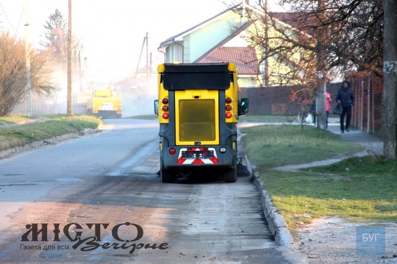 У Володимирі приватна спецтехніка чиститиме вулиці від піску, що лишився після зими 