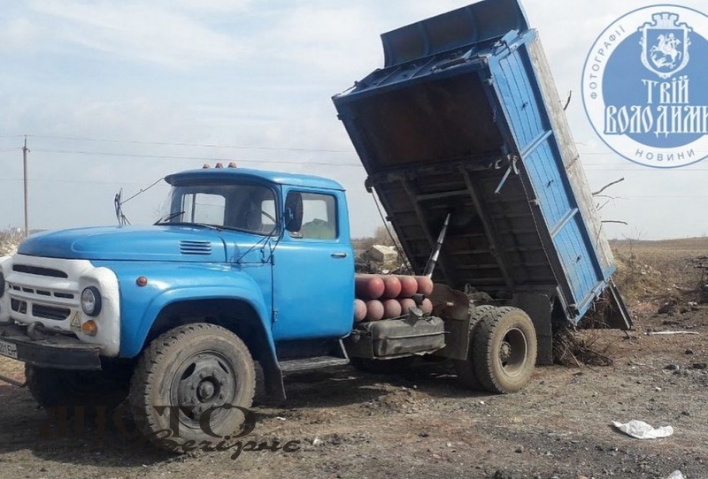 На чоловіка, який викидав сміття неподалік Володимира, склали адмінпротокол 
