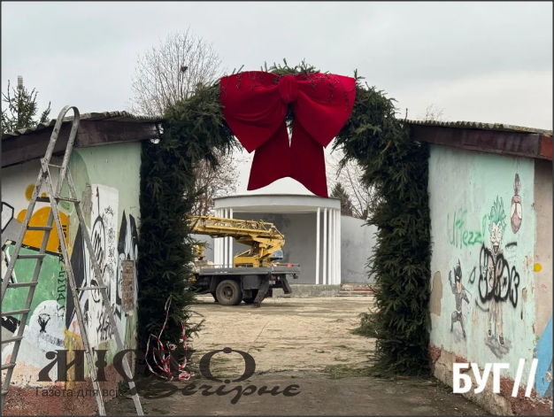 «Різдвяне містечко» в Нововолинську: у міському парку завершують підготовку локації до свят 