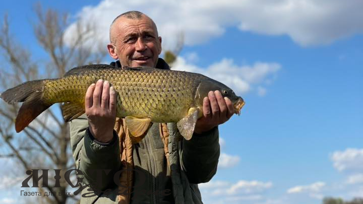 На Рівненщині чоловік піймав здоровенного коропа 