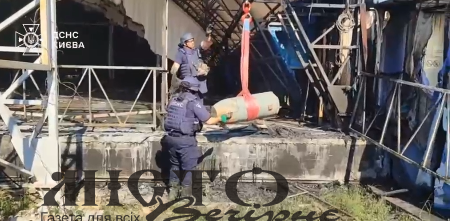 У Києві сапери ДСНС вилучили нездетоновану бойову частину російської ракети після нічної атаки - новини Володимир-Водинського У Києві сапери ДСНС вилучили нездетоновану бойову частину російської ракети після нічної атаки