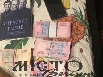 На хабарі погоріли двоє волинських посадовців 
