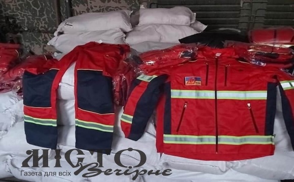 Волинським медикам швидкої допомоги, які щодня борються з коронавірусом, придбали нове обмундирування 