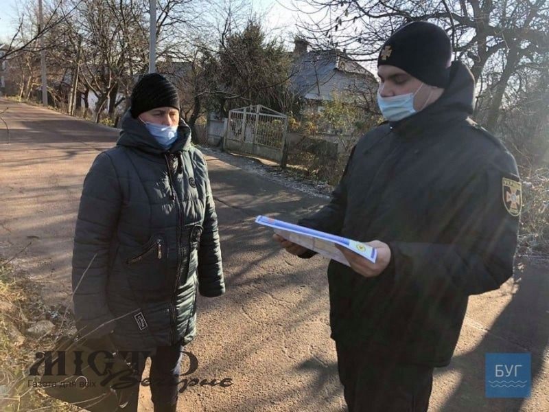 У Володимирі рятувальники нагадали мешканцям вулиці, на якій горів будинок, правила пожежної безпеки 