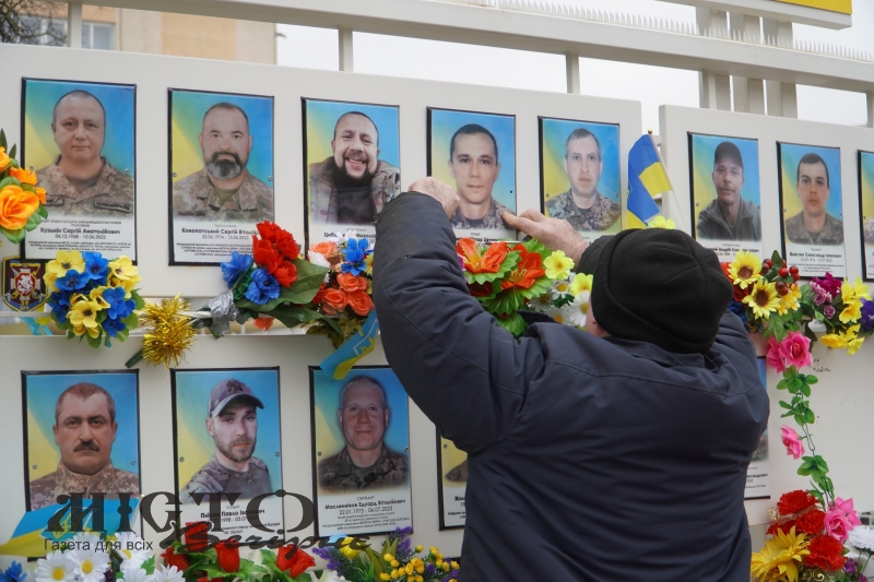 Мешканців Володимирської громади просять не годувати голубів біля дошки пам’яті 