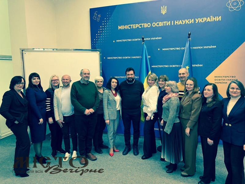 У Міністерстві освіти та науки обговорили реформу старшої школи на ВолодимирщиніНачальник відділу освіти управління з гуманітарних питань Володимирської міської ради Наталія Митошоп узяла участь у робочій зустрічі керівників органів управління освітою піл 