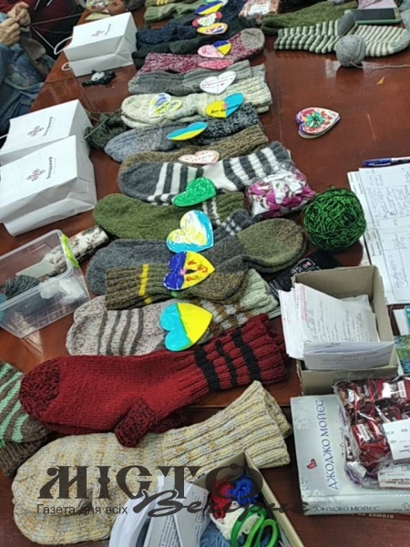 У Володимирі майстрині з «Солодкої п'ятниці» в'яжуть шкарпетки та рукавиці для бійців ЗСУ 