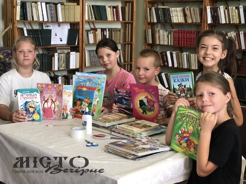 У бібліотеці села Шельвів діти-відвідувачі відремонтували зіпсовані книги. 