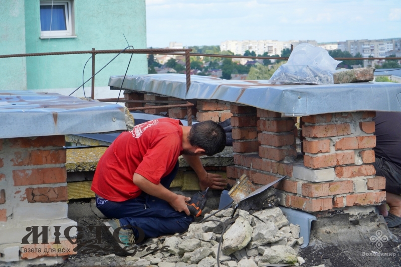 В гуртожитку Володимирського педагогічного коледжу ремонтують дах 