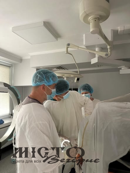 Без великих розрізів, з провідниковою анестезією: володимирські хірурги освоюють нові технології оперування 